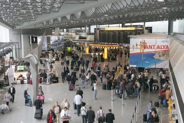 Abflughalle B mit Passagieren